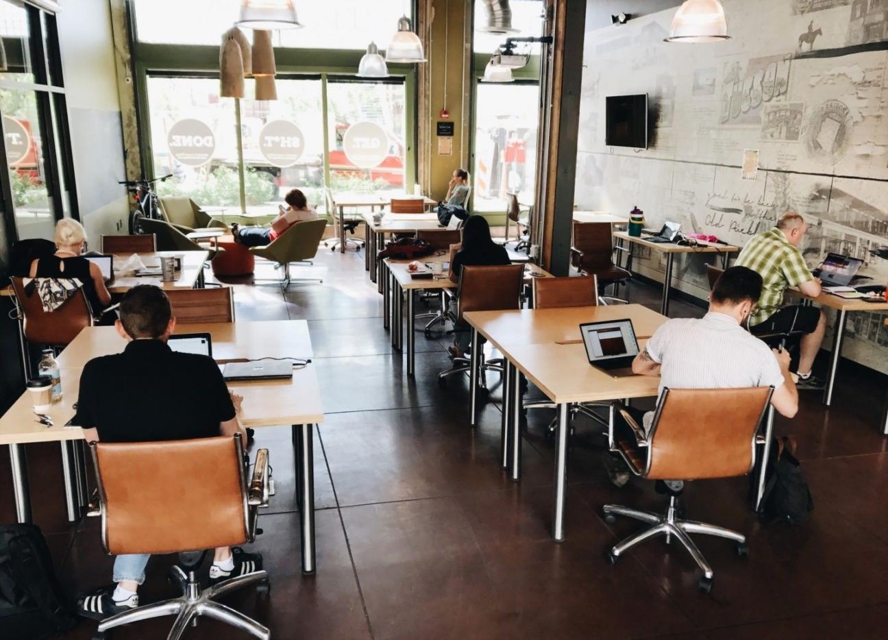 Intensive Gruppenarbeit im Seminarraum