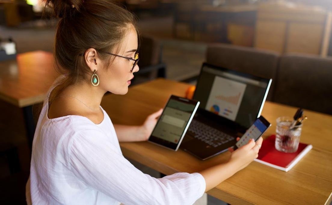Intensive Trainingsszene mit praktischen Übungen zur Gesprächsführung