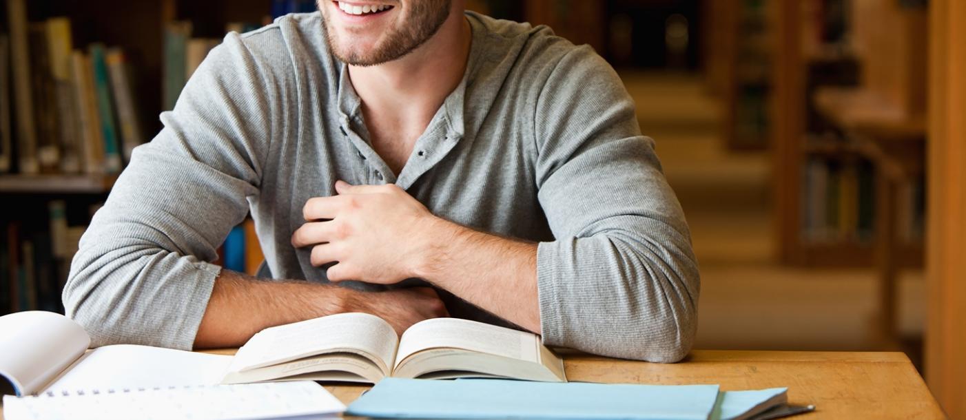 Teilnehmer beim praktischen Anwenden von Kommunikationsstrategien in realistischen Szenarien